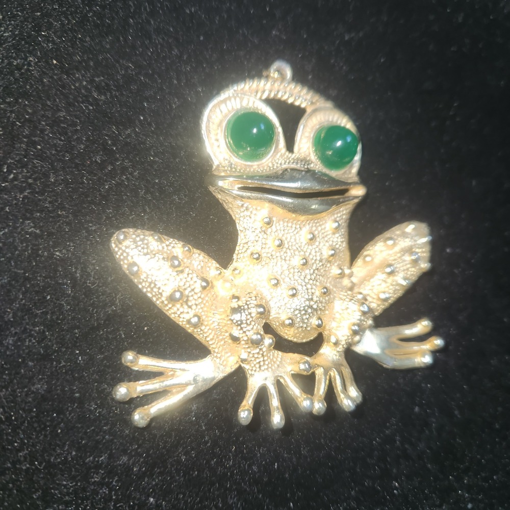 Vintage Chunky Gold Tone Frog Toad Pendant Green Cabochon Eyes Textured Animal - Picture 2 of 9